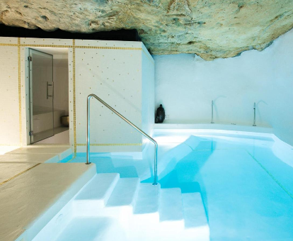 Piscina interior de hidromasaje del spa ubicado en el Hotel Can Faustino en Ciutadella