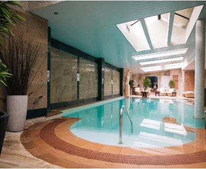 Piscina interior del hotel con spa Cap Roig en Platja d'Aro