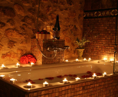 bañera del spa ubicado en el hotel Casa Babel en Villalonga
