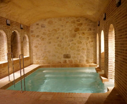 Piscina interior del alojamiento con spa Casas de Valois en Hita