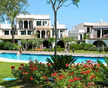 Piscina de la Casa con spa En Les Oliveres en la ciudad de L'Ampolla