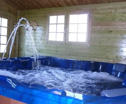 Jacuzzi del spa ubicado en la Casa Rural Las Melias en Ciudad Real