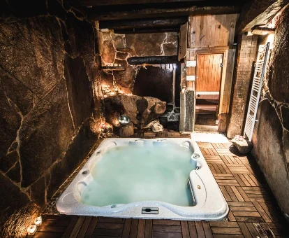 Jacuzzi de la casa rural con spa Therma Agreste en Bermellar