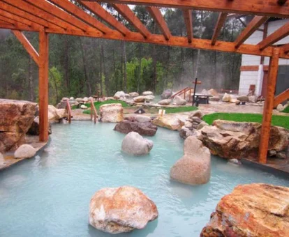 Piscina tematica de la Casa Rural San Clodio en Leiro