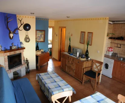 Area de estar con chimenea de la Casa Rural con centro de bienestar Tiscar en Arroyo Frio