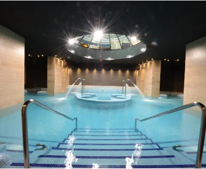 Piscina con sistema de sensaciones e hidromasaje del spa situado en Castilla Termal Burgo de Osma, El Burgo de Osma