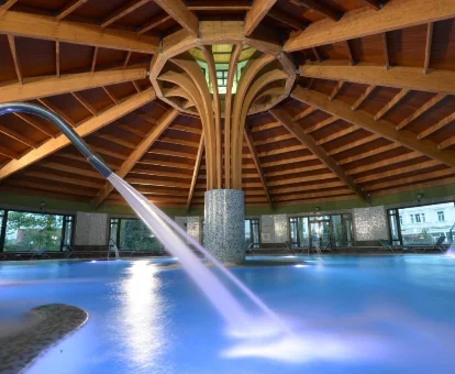 Piscina climatizada y con sistema de hidromasaje ubicada en el spa del Hotel Castilla en Solares