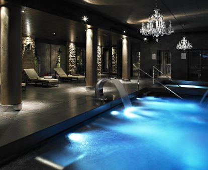 Centro de masajes y piscina del spa localizado en el Hotel Castillo de Gorraiz en Gorraiz
