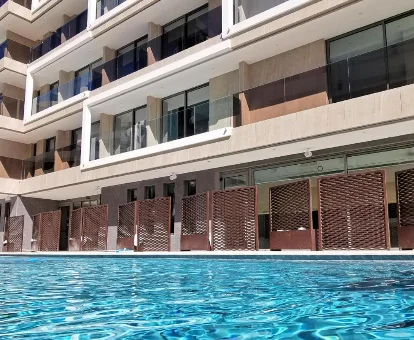 Piscina del hotel con spa Castillo de Pe