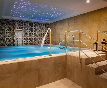 Bañera de hidromasaje con duchas sensaciones del spa ubicado en Catalonia Santa Justa, Sevilla
