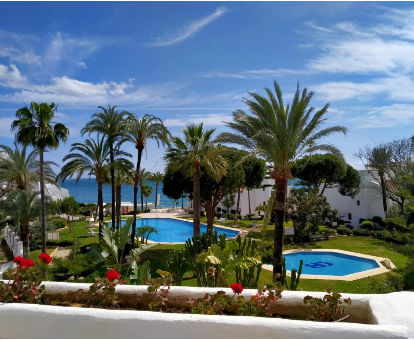 Piscina al aire libre perteneciente al hotel con spa Coral Beach en Marbella
