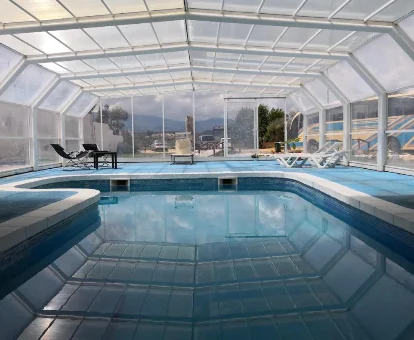 Piscina del hotel con spa Cuevas Abuelo Ventura en Guadix