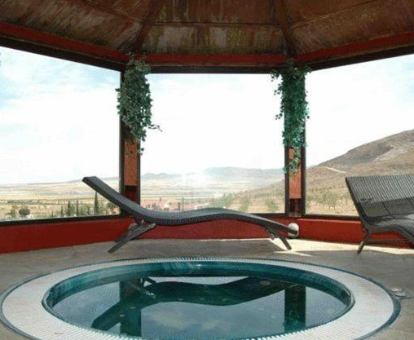 Spa con bañera de hidromasaje ubicado en el Hotel Zenete en La Calahoma