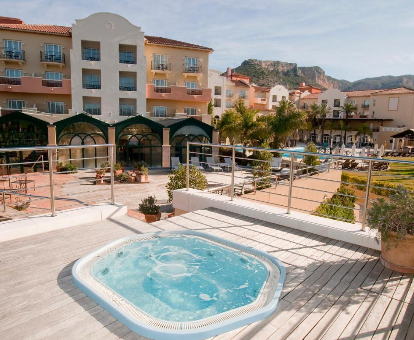 Bañera de hidromasaje al aire libre perteneciente al spa del Hotel La Sella en Denia