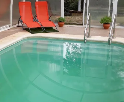 Piscina interior de los apartamentos con spa Despertar de Riglos, Riglos