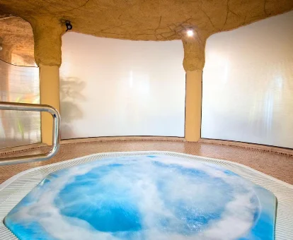 Bañera de hidromasaje ubicada en el centro de bienestar del Hotel Diplomatic en Benidorm