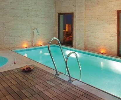 Piscina y bañera de hidromasaje ubicadas en el spa del Hotel Rural Don Juan de Austria en Jarandilla de la Vera