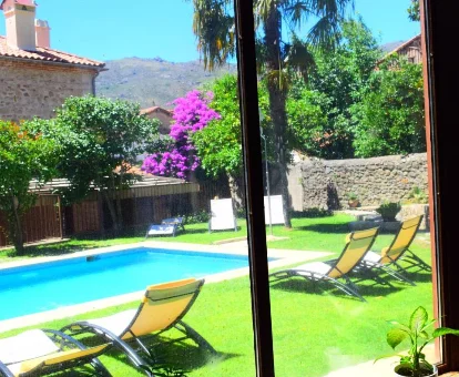 Piscina ajardinada de la casa rural con centro de bienestar y spa 