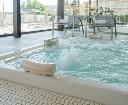 Bañera de hidromasaje localizada en el spa del ApartHotel Dunes Platja en Can Picafort