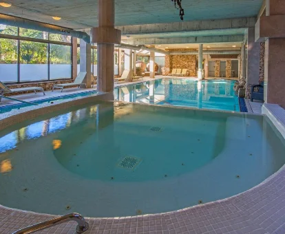 Piscina interior con hidromasaje localizada en el spa del Hotel Eden Roc Mediterranean en Sant Feliu de Guixols