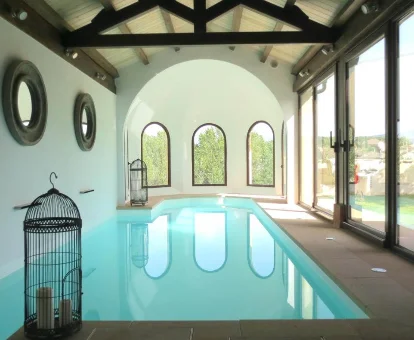 Piscina interior de la casa con spa El Bulín de Cubillo en Cubillo
