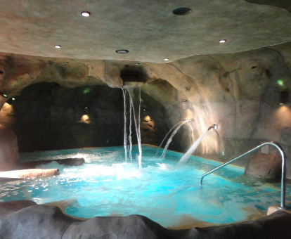 Spa con piscina de hidromasaje ubicado en el Hotel El Cercado en Bérchules