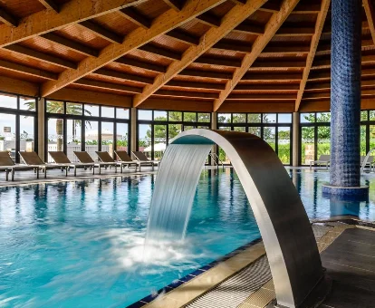 Piscina con duchas, fuentes y sistema de hidromasaje del spa ubicado en el complejo de apartamentos El Dorador Resort en Cambrils