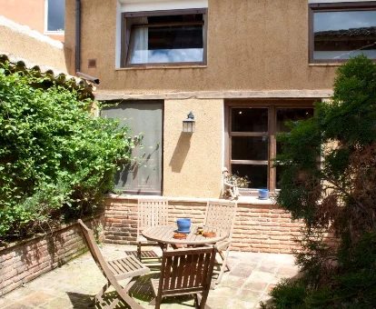 Terraza con zona de comedor de la casa rural con spa El Encuentro Turismo Rural y Bienestar