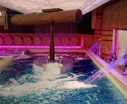Piscina de hidromasaje localizada en el spa del Hotel Bodega El Lagar de Isilla en La Vid y Barrios