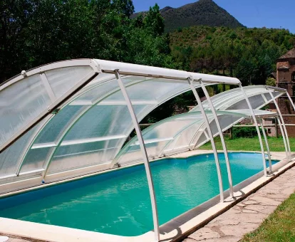 Piscina del hotel rural El Mirador de los Pirineos en Santa Cruz de la Serós