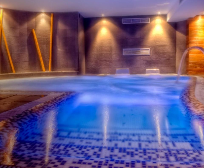 Piscina interior climatizada, que cuenta con duchas, chorros y fuente de hidromasaje. Hotel Spa El Muelle de Suances