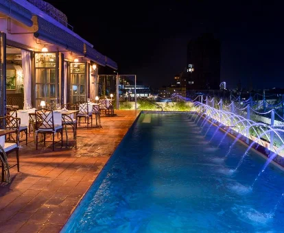 Piscina en terraza del hotel con spa El Palace en Barcelona
