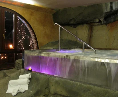Jacuzzi del spa ubicado en el Hotel El Privilegio en Tramacastilla de Tena