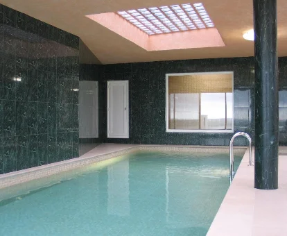 Piscina con sistema de hidromasaje ubicada en el Hotel con spa el Rancho en Torrecaballeros