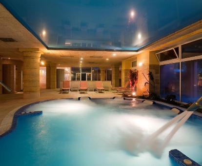 Piscina de hidromasaje del spa ubicado en el hotel Elba Estepona Thalasso Spa en Estepona