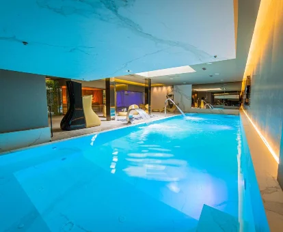 Piscina con duchas de sensaciones del Hotel Spa Elia en Alcalá del Júcar