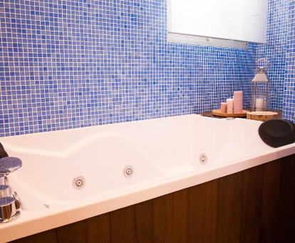 Bañera de hidromasaje del Apartamento con servicios de spa Entrenaranjos en Córdoba