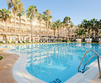Piscina al aire libre perteneciente al hotel con spa Envia Almería en La Envia