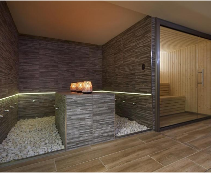 Zona de duchas termales y saunas del spa ubicado en el hotel Eth Solan en Vielha
