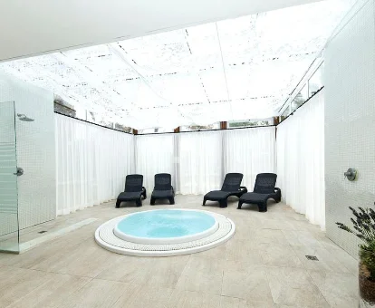 Bañera de hidromasaje del spa del hotel Fergus Style Bahamas en Playa d'en Bossa