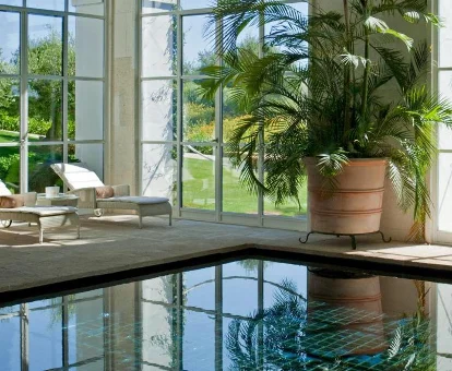 Piscina interior del hotel con spa Finca Cortesin Casares