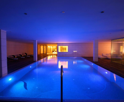 Piscina con fuentes, duchas y sistema de hidromasaje del spa ubicado en el hotel Finca Prats en Lleida