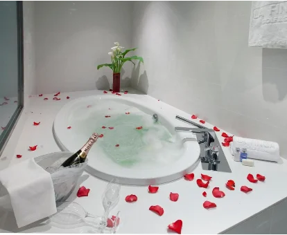 Jacuzzi del spa situado en el Hotel 5 estrellas La Finca en Algorfa