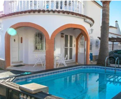 Piscina al aire libre del chalet con servicio de spa Frente al Mar en Oliva