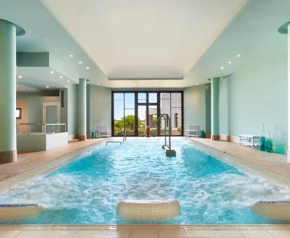 Piscina cubierta con hidromasaje y hermosas vistas en el Hotel Fuerte El Rompido