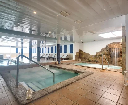 Zona de piscina cibierta con hidromasaje en Garden Playanatural - Adults Only