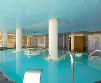 Piscina interior del hotel Gaviotas en Morro del Jable
