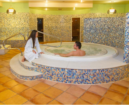 Spa con bañera de hidromasaje de la Golden Bahía de Tossa en Tossa del Mar