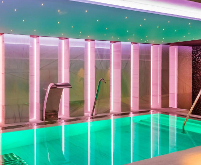 Bañera con duchas y sistema de hidromasaje del hotel con spa Golden Costa en Salou