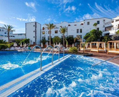 Piscina exterior del hotel con spa Gran Castillo Tagoro Family & Fun en Playa Blanca